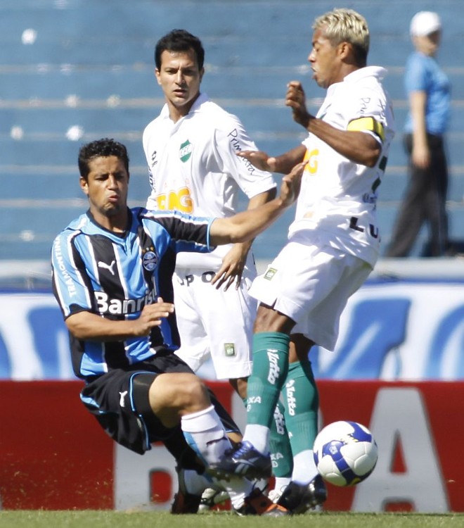 Marcelinho Paraíba colocou diversos companheiros, como Thiago Gentil (no fundo), na cara do gol, porém Coritiba abusou do direito de perder gols |