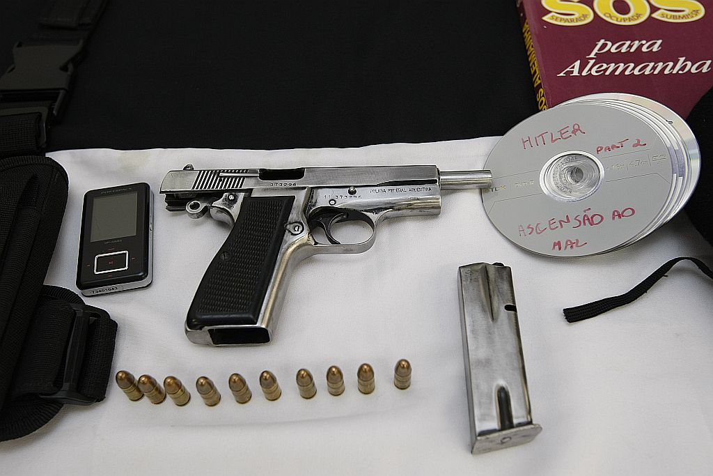 Em maio, a Polícia Civil apresentou armas e material de propaganda nazista encontrado com suspeitos do crime | Jonathan Campos/Gazeta do Povo