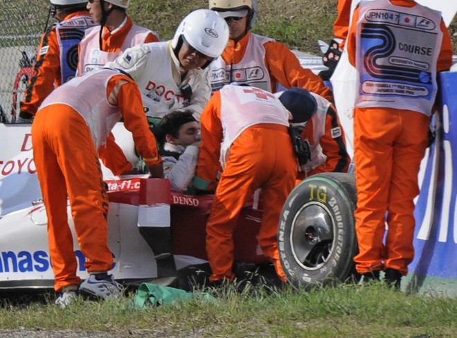 O alemão Timo Glock é carregado de maca para a ambulância. |