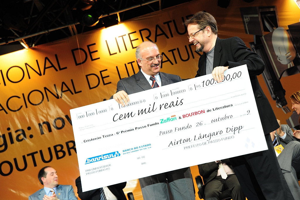 O prefeito de Passo Fundo, Airton Langaro Dipp, entrega o cheque simbólico, de R$ 100 mil, ao escritor Cristovão Tezza | Cláudio Tavares/Divulgação