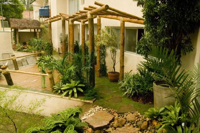 Os paisagistas Éder Mattiolli, Roger Claudino e Andréia Mendes criaram uma pérgula estilizada, que ganhou amarras em sisal, para dar movimento no Terraço do Café |