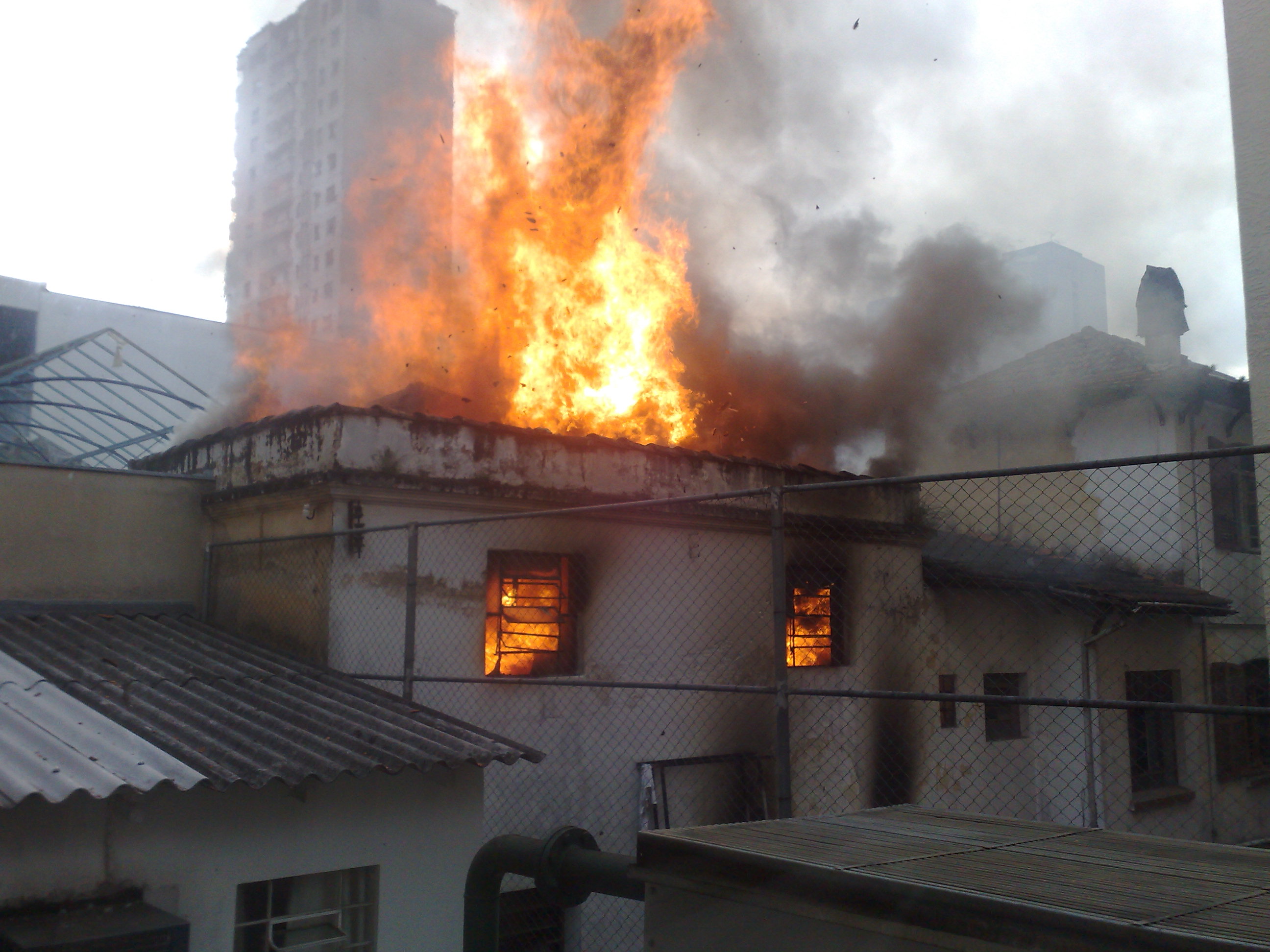 Incêndio começou por volta das 17h30 e o fogo se alastrou rapidamente | Adriano Ribeiro