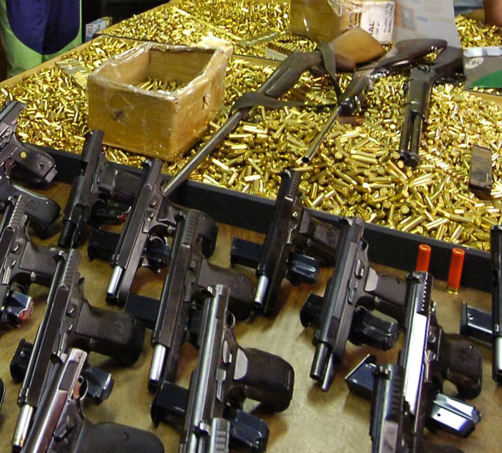 Armas apreendidas na fronteira do Brasil com o Paraguai: ideia é sufocar fonte de armas de grandes quadrilhas | Joel Amaral/O Estado de Minas