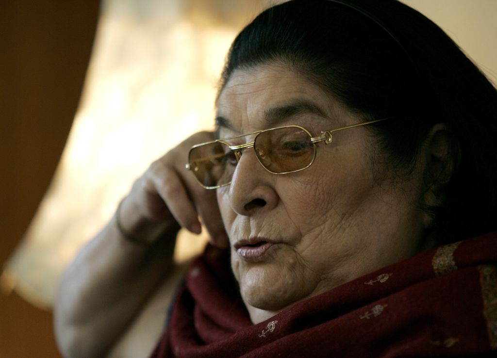 Foto de arquivo mostra a cantora argentina Mercedes Sosa em sua casa em Buenos Aires: só milagre pode salvá-la | Juan Mabromata / AFP Photo