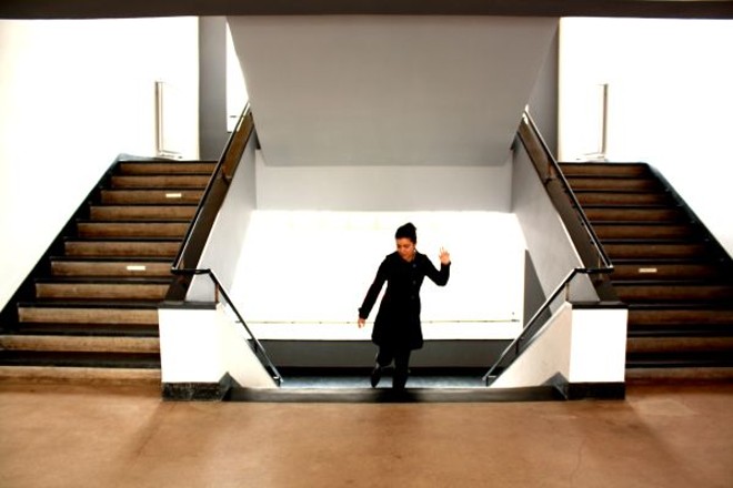 A arquiteta Leticia Kaniak no interior do prédio da Bauhaus em Dessau, onde estudou entre 2004 e 2005 |