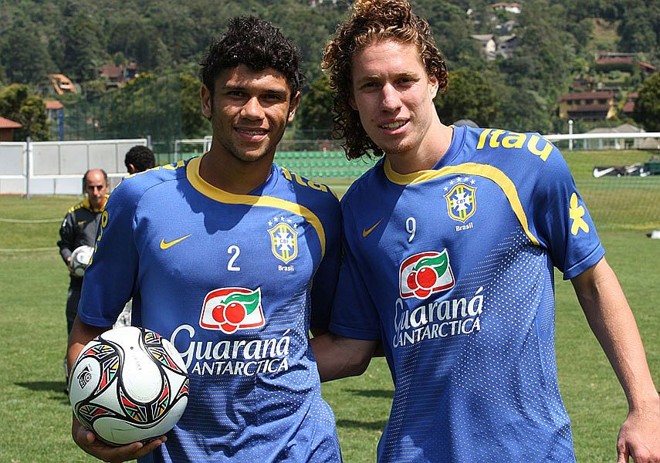 O atleticano Renan (à direita) posa para foto com o atacante Ciro | 