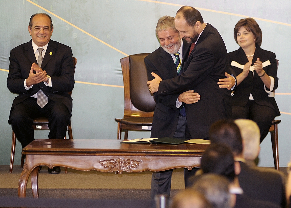 Lula abraça o novo advogado-geral da União, Luís Adams, observado por Dilma Rousseff e Gilmar Mendes: em meio aos afagos, presidente destilou críticas ao TCU | Roosewelt Pinheiro/ABr