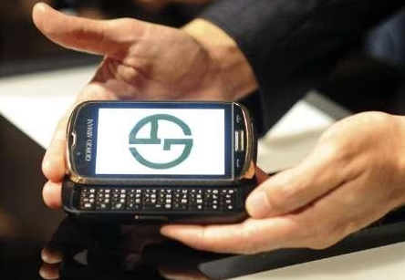 Homem segura o celular da Armani durante o lançamento na Itália, nesta sexta-feira (9) | Reuters