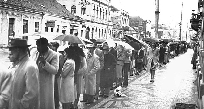 Rua Barão do Rio Branco: fila para trigo racionado, em 1945 |