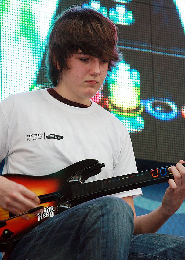 Fábio Jardim dedilha alguns comandos durante a final nacional de Guitar Hero | Divulgação