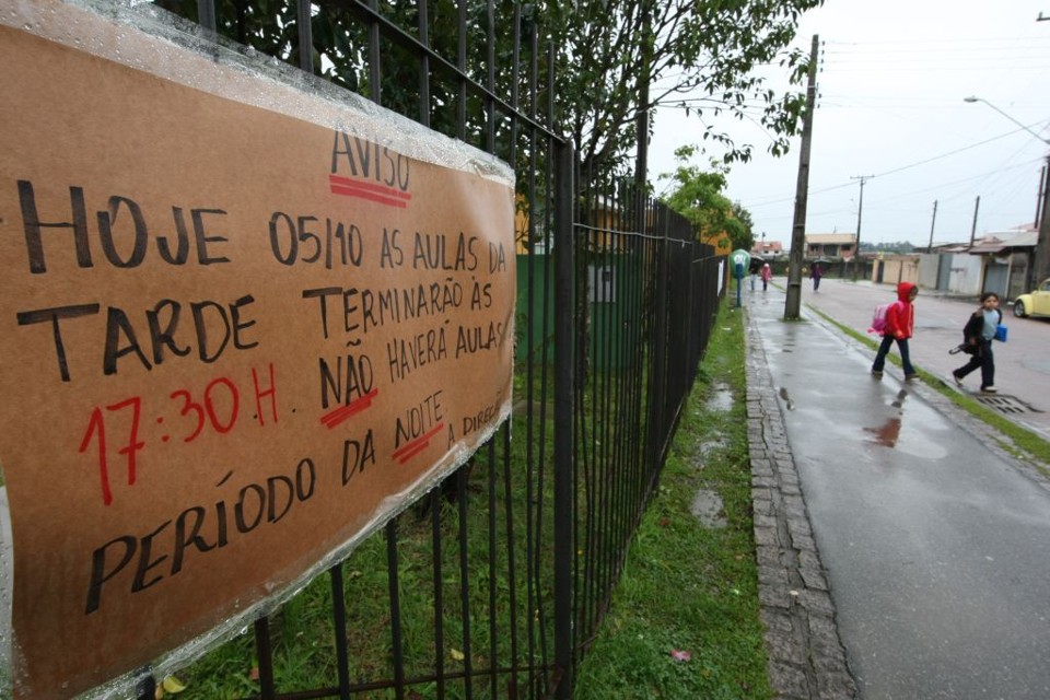 Cartaz em escola avisa pais e alunos sobre suspensão de aulas: nos colégios municipais, rotina só deve ser retomada na semana que vem | Marcelo Elias/Gazeta do Povo
