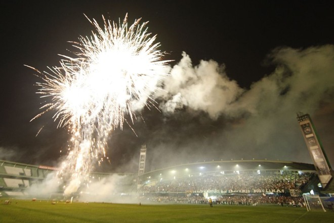 A visão do foguetório de quem estava dentro do estádio. |