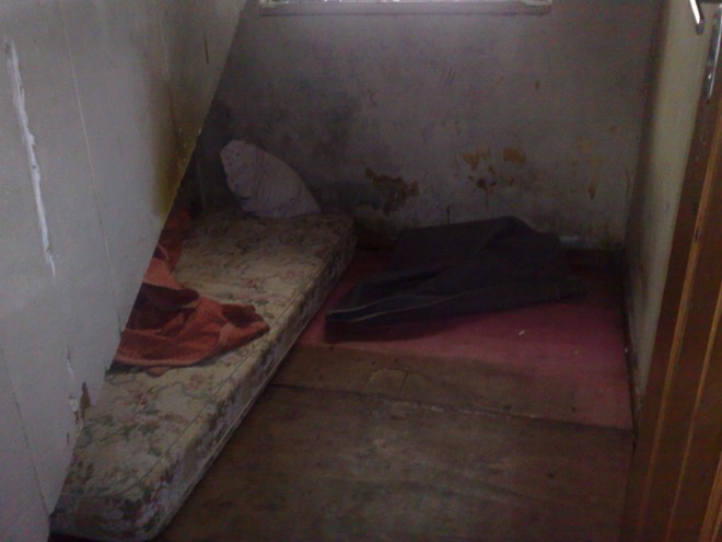 Estrutura do local é precária. Alguns cômodos possuem apenas um colchão estendido no chão |