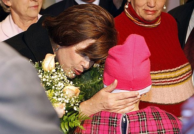Foto da semana - Na mesma semana em que anunciou que está curada do câncer, a ministra Dilma Rousseff esteve em Curitiba. Na passagem pela capital paranaense, Dilma visitou o hospital Erasto Gaertner, referência no tratamento da doença. A ministra deixou de lado o ar sisudo e conversou com as crianças internadas no hospital |