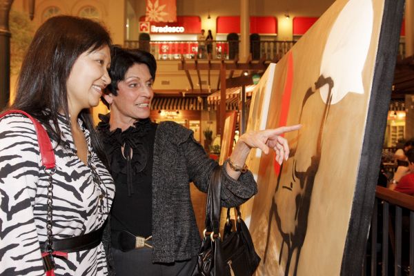 A artista plástica Lelia Brown fez questão de conferir o trabalho de sua ex-pupila Sandra Hiromoto na abertura da exposição Artistas Contemporâneos Curitibanos 2009, nesta terça-feira, no Shopping Curitiba. A mostra, com curadoria de Edilson Viriato, fica em cartaz até dia 24 no Largo Curitiba | Diego Pisante