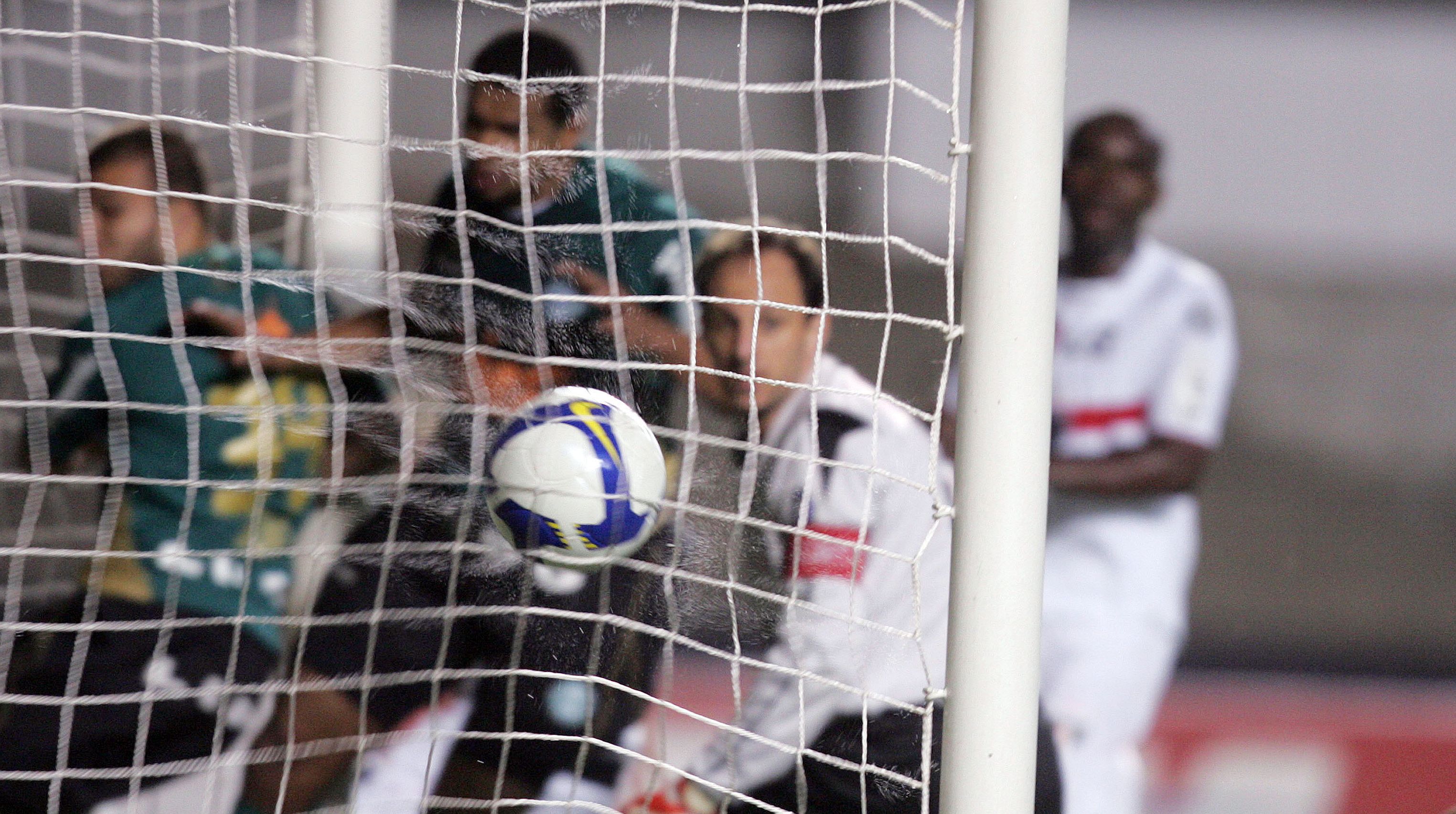 No detalhe, bola estufa as redes de Rogério Ceni no gol olímpico marcado por Marcelinho Paraíba | José Patrício / AE