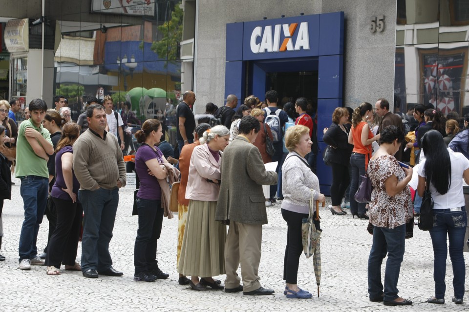 Depois de 28 dias da paralisação, o movimento foi intenso nas agências da Caixa Econômica Federal | Marcelo Elias / Agência Gazeta do Povo de Notícias
