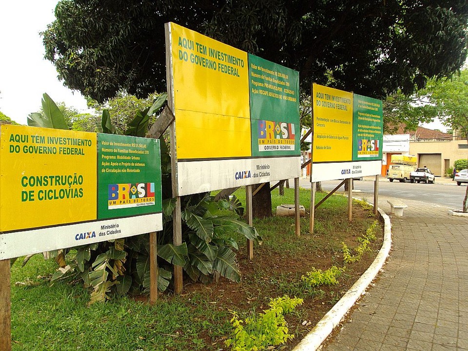 Placas de obras do governo federal estão espalhadas por Cruzeiro do Oeste | Osmar Nunes/ Gazeta do Povo
