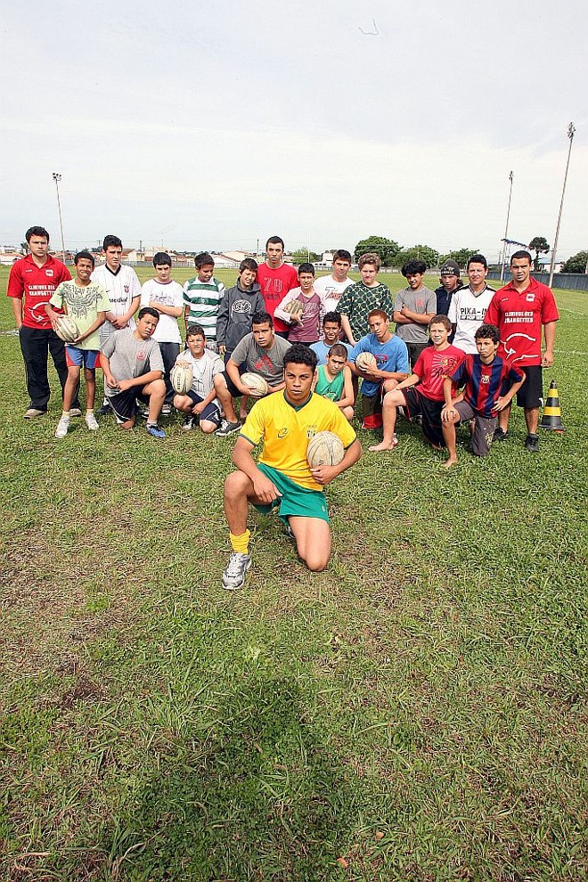 Alunos do projeto Vivendo o Rugby, durante treino em Curitiba | 