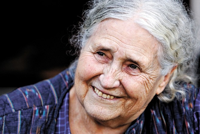 2007 - Doris Lessing (1919, inglesa). Sua obra, muito influenciada pelo tempo em que viveu na África, explora a separação entre brancos e negros. A autora também aborda questões feministas e a violência contra as crianças. Entre seus livros, estão O Carnê Dourado, A Erva Canta, Debaixo de Minha Pele, Shikasta e O Sonho Mais Doce |