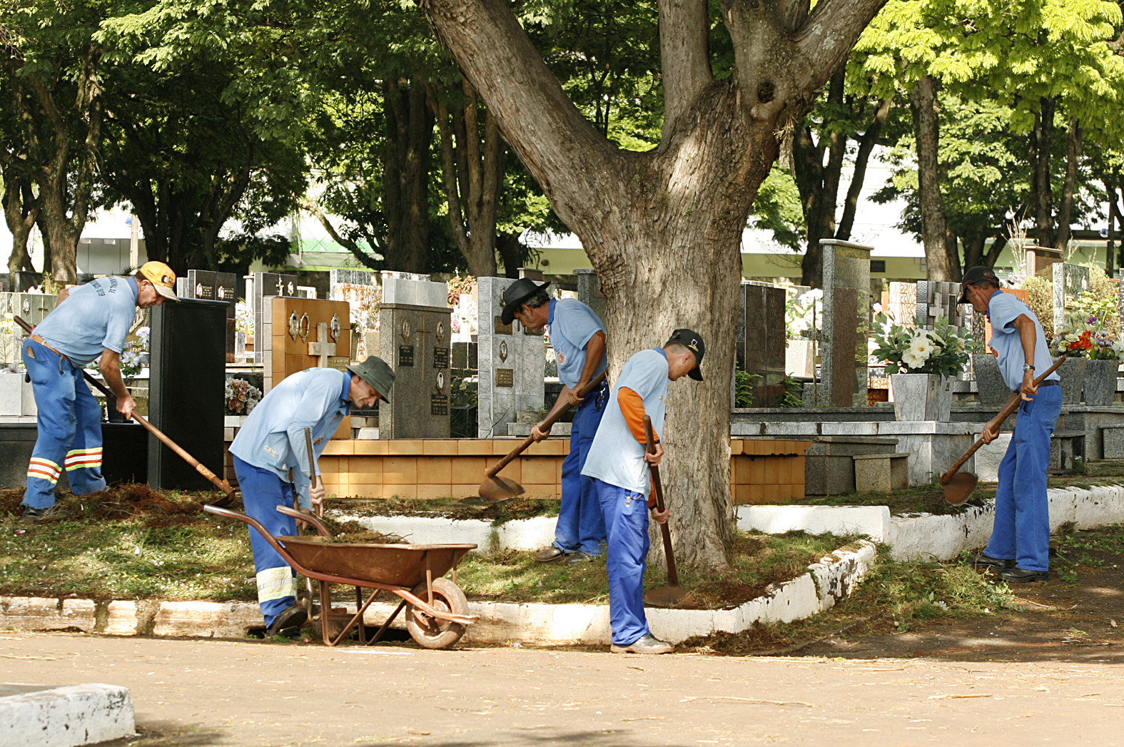 Agentes fizeram a limpeza do Cemitério para eliminar possíveis focos de proliferação do mosquito da dengue | André Renato/PMM