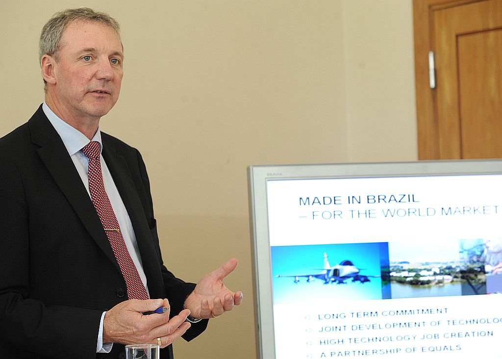 O presidente da empresa sueca Saab, Åke Svensson, explica a proposta apresentada ao governo brasileiro para a venda de 36 aviões de combate | Elza Fiuza/ABr