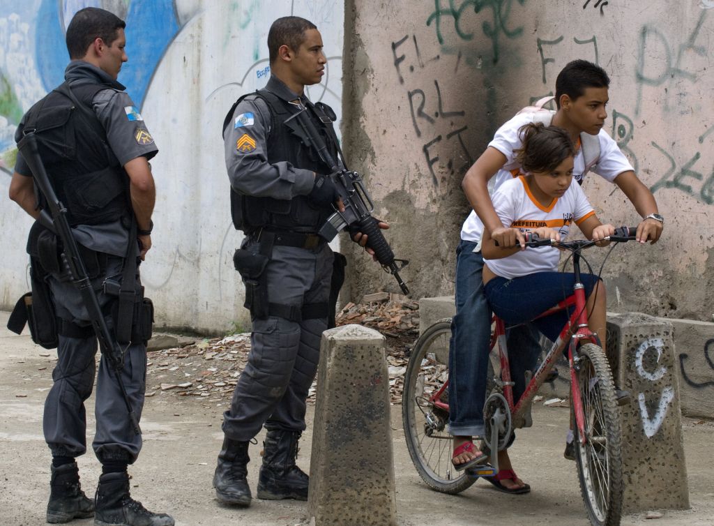 Policiamento em entradas de morros no Rio de Janeiro: corpo de homem baleado foi encontrado em carrinho de supermercado | Antonio Costa/AFP