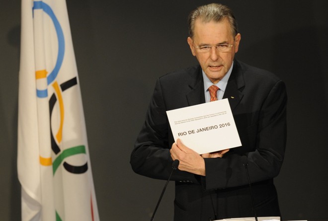 Presidente do Comitê Olímpico Internacional, Jacques Rogge, mostra o envelope que confirmou o Rio de Janeiro como sede dos Jogos Olímpicos de 2016 |