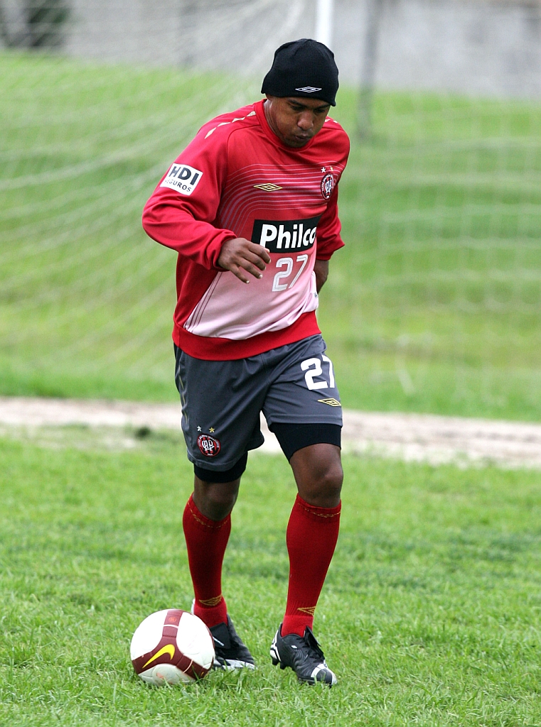 Sem jogar, Brasão anima fora de campo | Hedeson Alves/Gazeta do Povo
