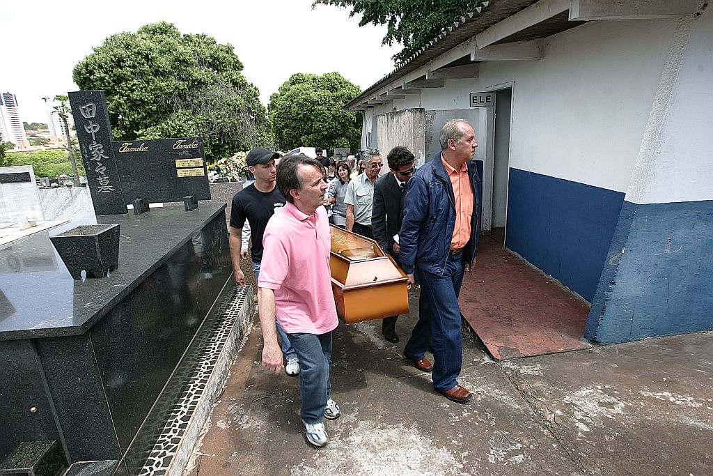 Amigos e ex-pupilos levam o caixão de Miguel de Oliveira | Roberto Custódio/Jornal de Londrina