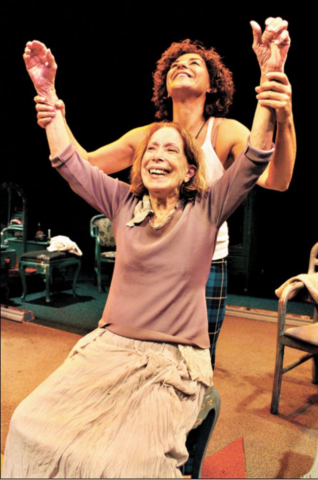 Helen (Martins) era uma mulherzinha comum até os 50 anos, poucas vezes saía da África do Sul, não tinha nenhuma noção de arte. Ela começa a pintar móveis e a fazer estátuas. E estoura essa escultora gigantesca, fantástica.
Cleyde Yáconis, atriz | Divulgação/CCBB