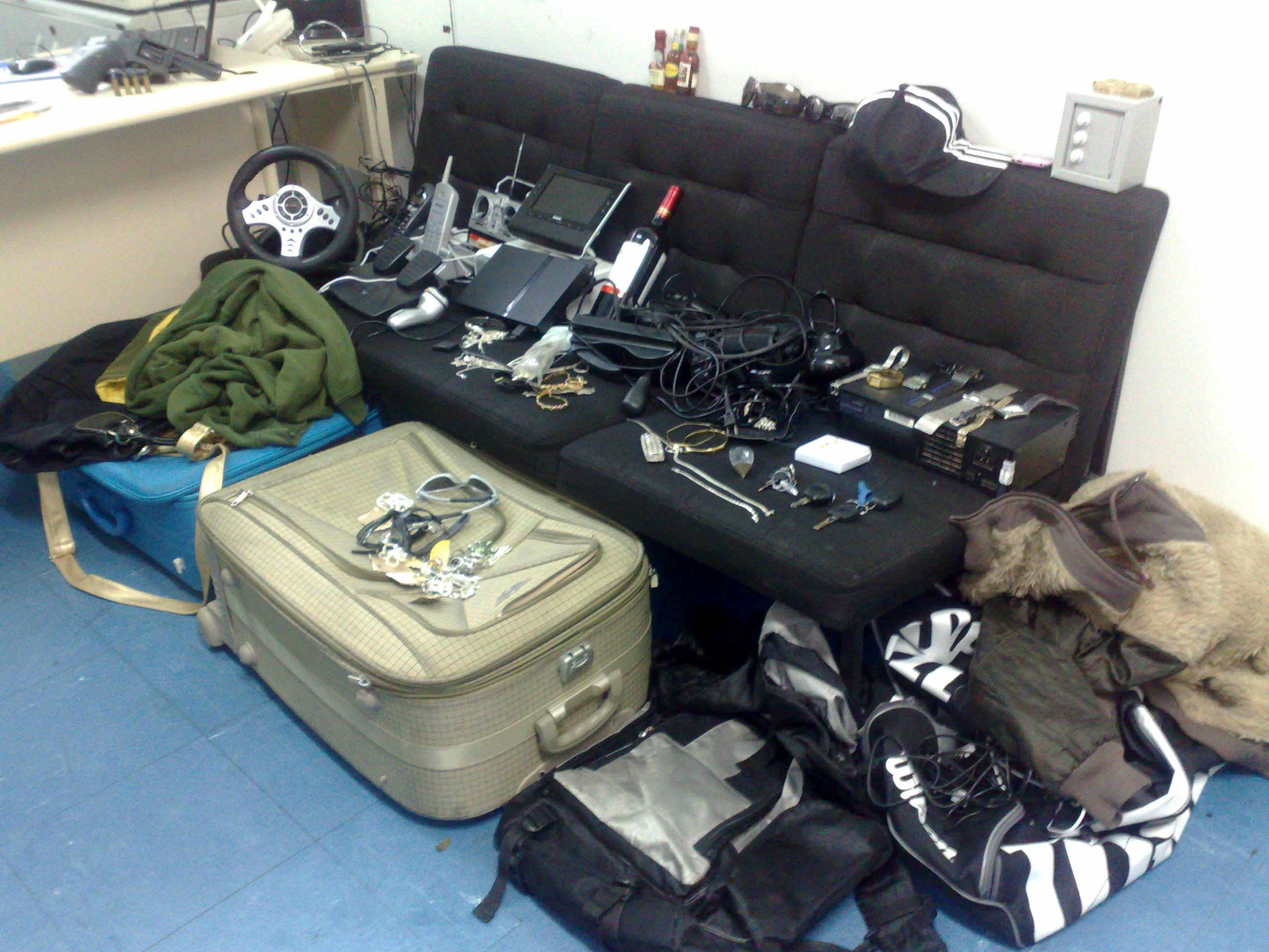 Diversos objetos roubados foram encontrados com o trio em uma residência em Piraquara, na região metropolitana | Adriano Ribeiro