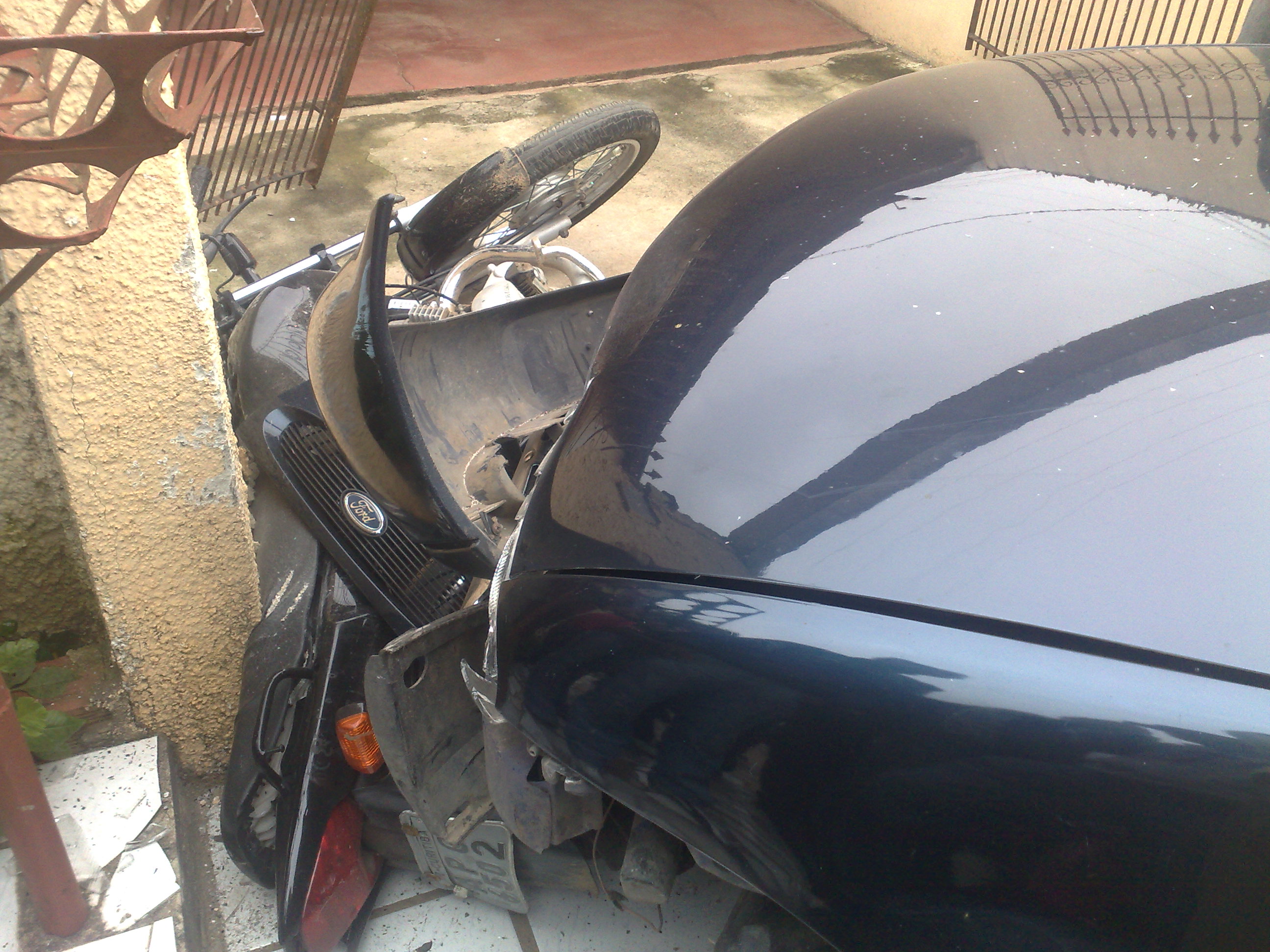 Moto que estaria com os atiradores foi parar embaixo do veículo em que a vítima foi morta | Adriano Ribeiro