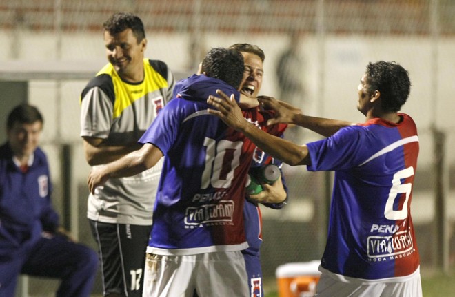 Davi (10) e Fabinho comemoram segundo gol paranista com o técnico Roberto Cavalo | 