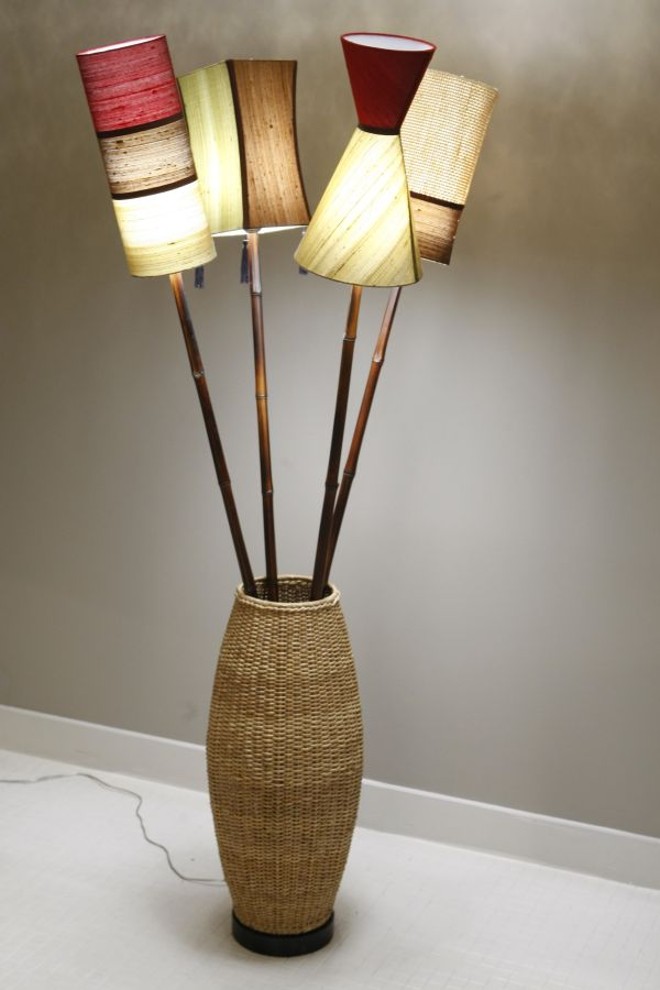 Luminária de chão Vanini em fibra natural e bambu. Com quatro cúpulas em seda. Assinada por Simone Figueiredo. Preço: R$ 3.850. À venda na Interpam |