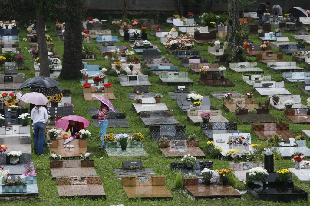 Movimento no dia de Finados do ano passado no Cemitério Santa Cândida: prefeitura exige manutenção constante dos túmulos | Jonathan Campos/Gazeta do Povo