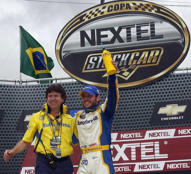 No pódio, Ricardo Maurício comemora vitória na primeira prova da superfinal | 