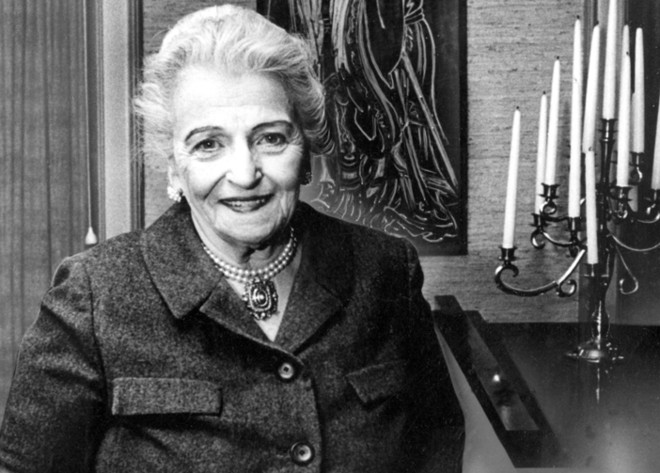 1938 - Pearl Buck (1892- 1973, norte-americana). Criada na China, evocou a cultura chinesa em suas obras, e seu tema mais recorrente foi o amor inter-racial. Escreveu mais de 110 livros. Vento Leste, Vento Oeste (1930) obteve grande reconhecimento da crítica. A Boa Terra (1931) vendeu 1,8 milhão de cópias somente no primeiro ano e rendeu-lhe o Prêmio Pulitzer em 1932 |