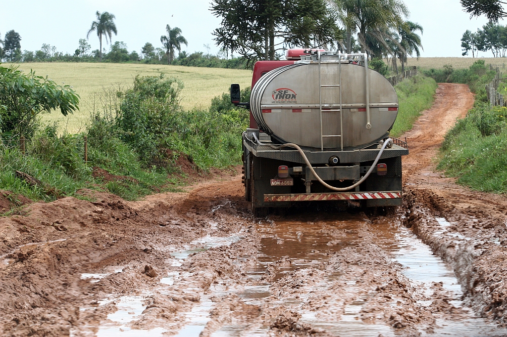 Na estrada do Kalinoski, que liga Teixeira Soares a Ponta Grossa, caminhão que transporta leite segue deslizando no barro | Henry Milléo/ Gazeta do Povo