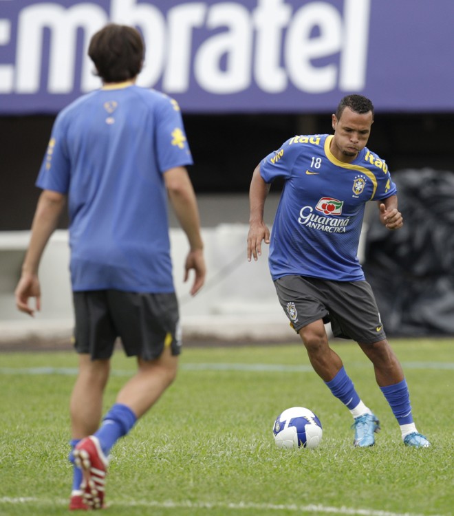 Com Adriano machucado, Luis Fabiano carrega a responsabilidade de marcar os gols da seleção |