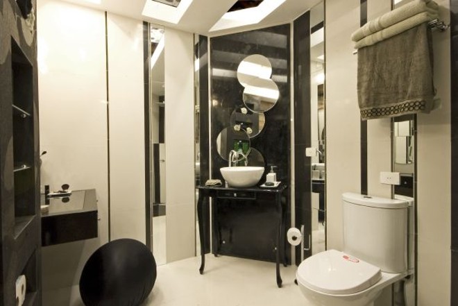 No Banheiro Social, criado pelas arquitetas Maria Fernanda Lorusso e Luciana Olesko, o destaque é um aparador antigo que, com nova roupagem, transformou-se em pia com cuba de sobrepor |