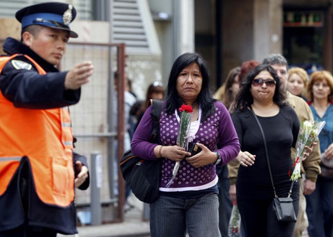 Guarda orienta fãs que chegam ao velório para homenagear Mercedes Sosa | 