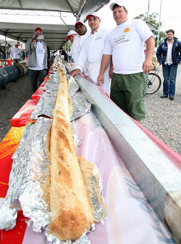 Evento reuniu 120 padeiros. 80kg de queijo e mortadela foram necessários para rechear os 70 m da baguete | Divulgação/César Barbosa/Prefeitura Canoas