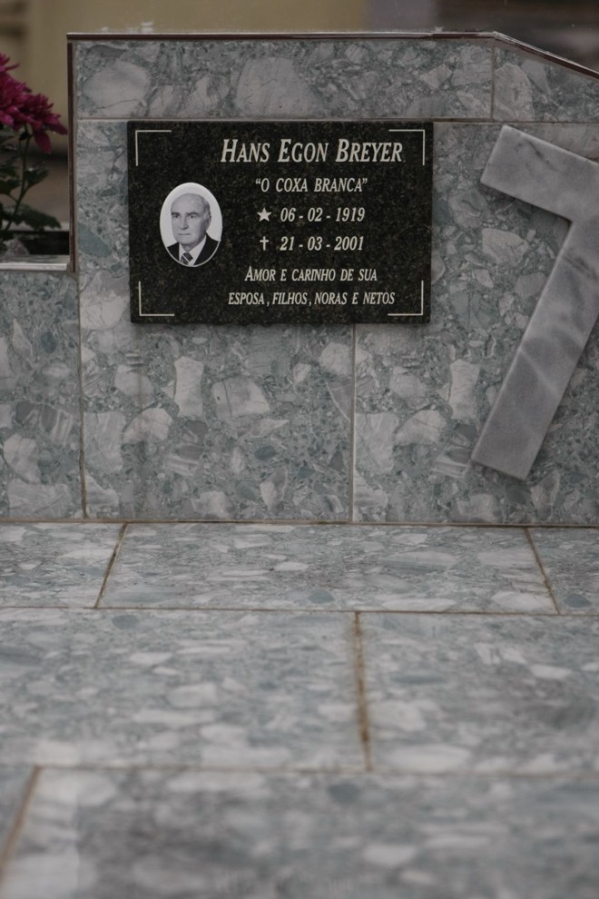 A lápide de Hans Egon Breyer traz a epígrafe 