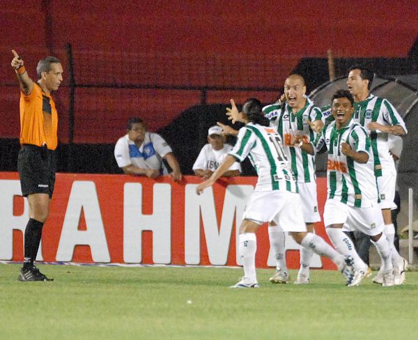 Coxas comemoram gol que garantiu o empate em 1 a 1, conquistado após muita luta nos minutos finais | Antônio Carneiro / Futura Press