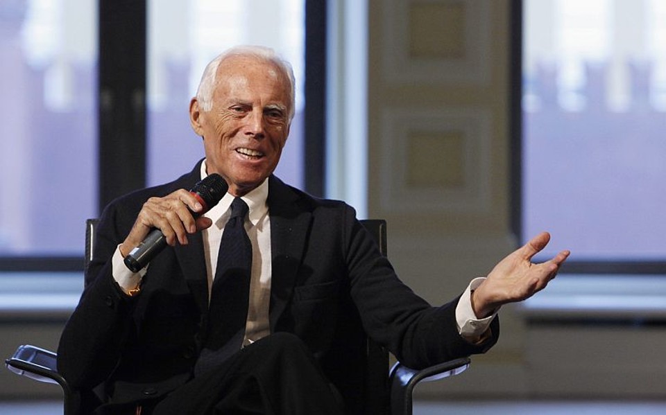 "É claro que não sou eterno. Chega um momento em que a gente precisa passar o bastão adiante", afirma o estilista Giorgio Armani, de 75 anos | Denis Sinyakov / Reuters