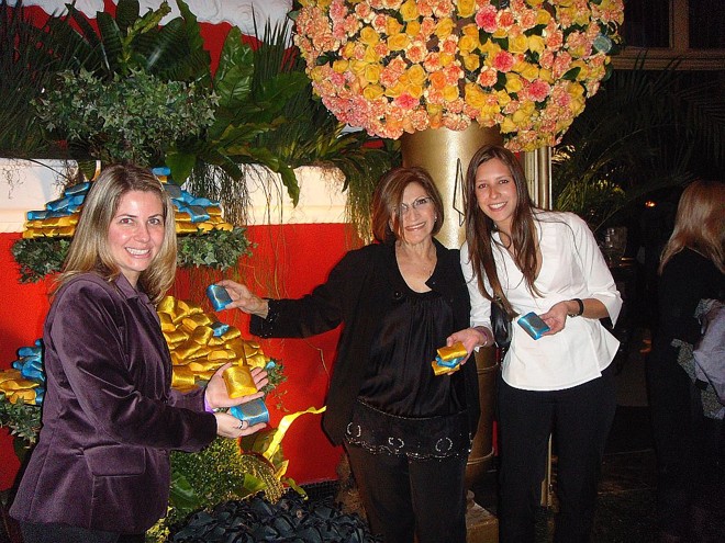 Carolina Dias (à dir.) e sua sócia, Alesandra Mendes, da CDAM Convites e Papelaria Fina, com a badalada confeiteira paulistana Conceição Amaral no lançamento da 1ª Vive La Fête, mostra de tendências de produtos para festas e eventos realizado na última quinta-feira em São Paulo. As duas desenvolveram uma linha exclusiva de embalagens para a grife de doces Conceição Bem Casados | 