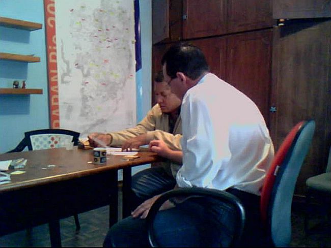 Imagem de vídeo mostra Alexandre Gardolinski (de branco) distribuindo R$ 1,6 mil ao ex-secretário Manassés de Oliveira, um dos integrantes do Comitê Lealdade, formado por dissidentes do PRTB: dinheiro teria sido usado na campanha de Richa | Reprodução