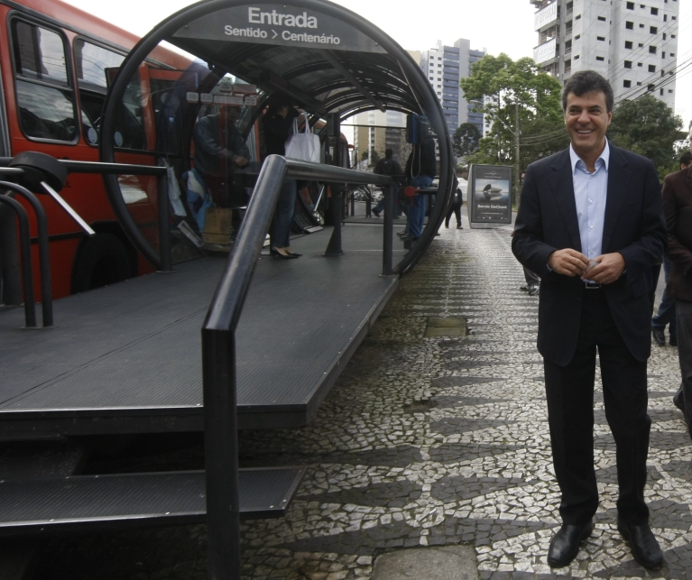 MP Eleitoral concluiu investigações. Provado que as denúncias feitas contra mim eram falsas e tinham objetivo de forjar armação política. Beto Richa (PSDB), prefeito de Curitiba, em comentário escrito no Twitter, comemorando o fato de ter sido isentado de culpa mas esquecendo-se de que foram encontrados indícios de caixa 2 em sua campanha | Aniele Nascimento/ Gazeta do Povo