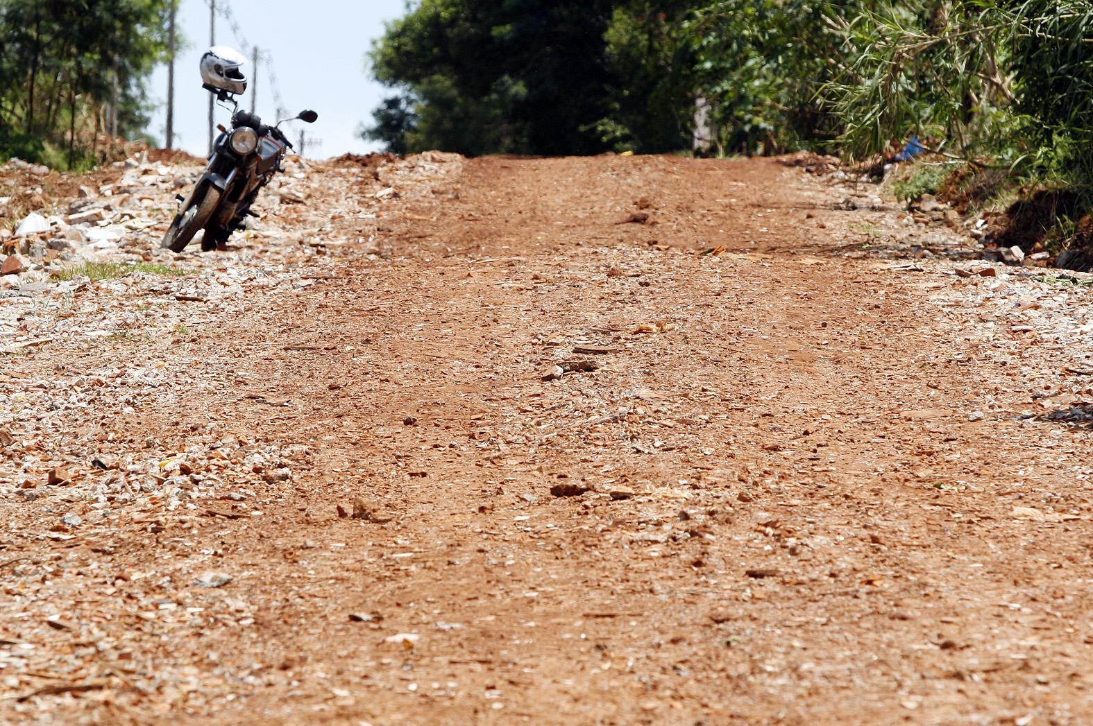 Uma estrada rural de 400 metros, na divisa entre Maringá e Sarandi, recebeu o material há duas semanas | André Renato/PMM